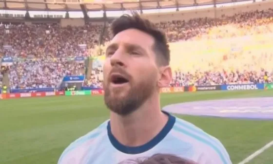 ¡Increíble! Messi cantó el himno