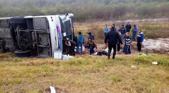 URGENTE: Al menos 13 muertos y más de 30 heridos por un vuelco en Tucumán