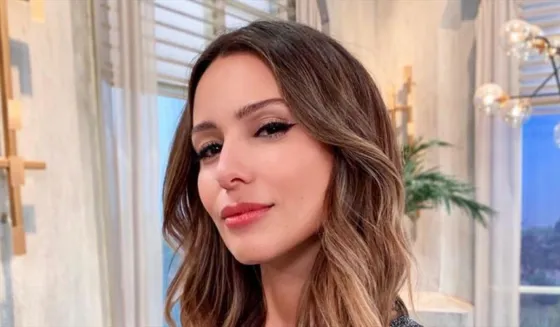 Pampita desde las playas de Ibiza es furor en las redes