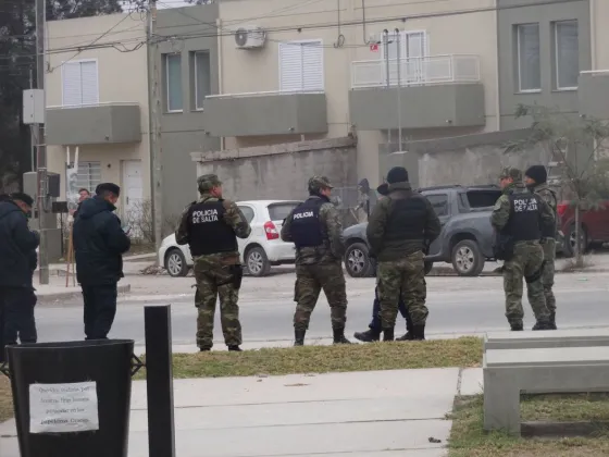 Tensión en Casa de Gobierno: enfrentamiento entre policías y docentes. VIDEO