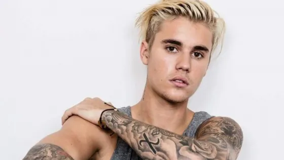 Justin Bieber mostró su dientes de diamante. Mirá