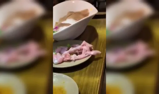 Increíble: Un "pollo zombie" se escapa del plato en un restaurante