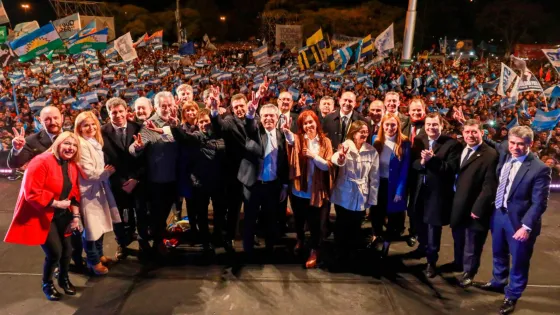 Multitudinaria concurrencia al cierre de campaña de Fernández en Rosario