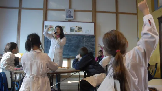 En Uruguay metieron presa a la madre de una alumna que agredió una directora