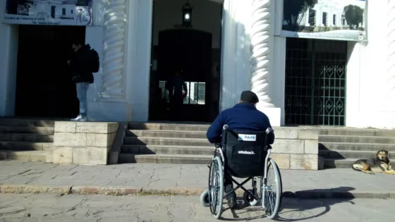 Vergüenza: Fue a votar y no había rampas para su silla de ruedas