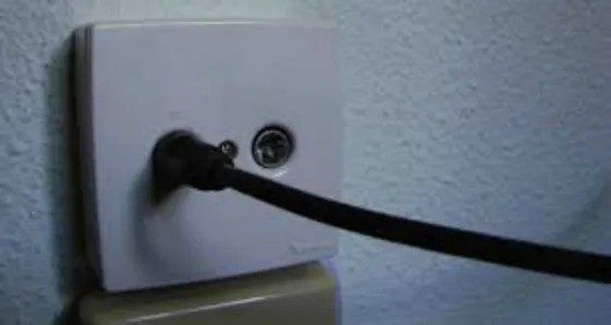 Mujer fallece electrocutada al enchufar un TV