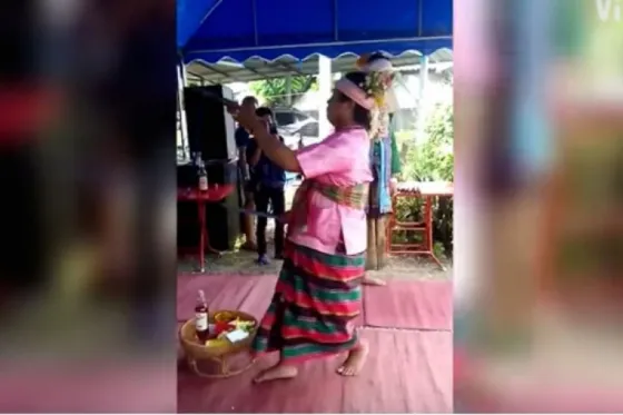 Se apuñala para demostrar que es inmortal... y muere. Video