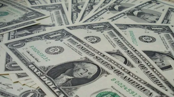 Baja el dólar y el riesgo país