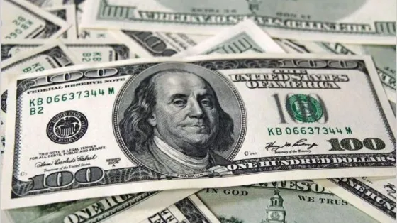 El dólar y riesgo país mantienen la tendencia a la baja