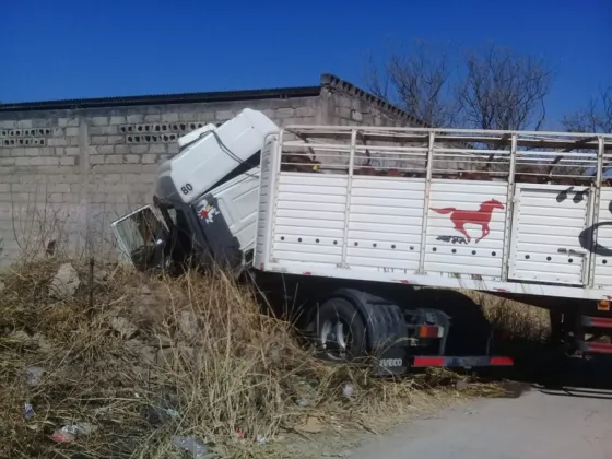 Un camión terminó incrustado en un paredón de a Circunvalación Oeste