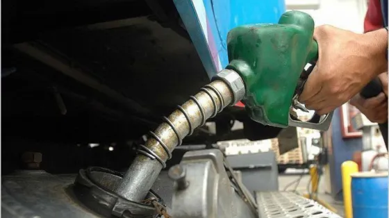 Congelamiento: El precio de la nafta ya acumula casi 20% de atraso