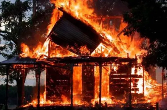 Detuvieron a un hombre por prender fuego la casa de esposa e hijos