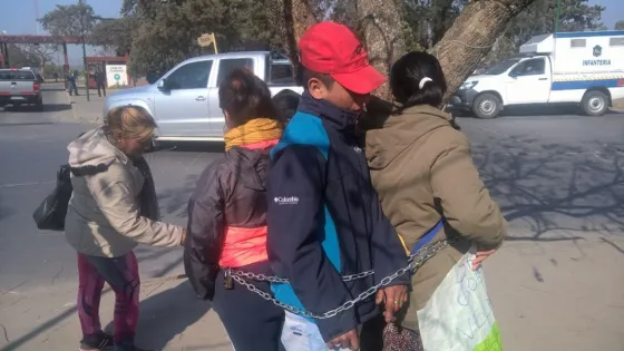 Un grupo de personas se encadenó en Grand Bourg