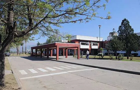 Manifestantes encadenados en Grand Bourg también armaron carpas