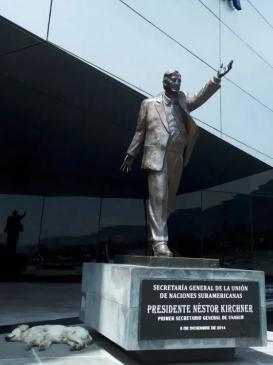 Ecuador: Retiraron la estatua de Néstor Kirchner de la Unasur