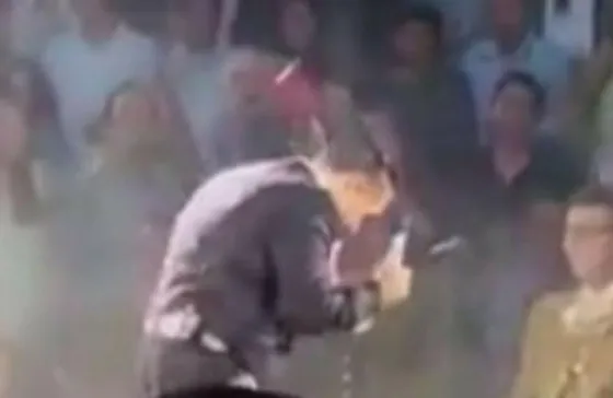 Reconocido cantante subió borracho al escenario y vomitó. Video