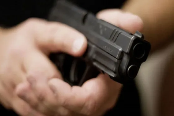 Le disparó en el rostro a un hombre que trabajaba con su ex y luego se prendió fuego