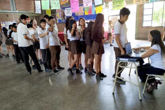 Saeta continua visitando escuelas para renovar el Pase Libre Estudiantil