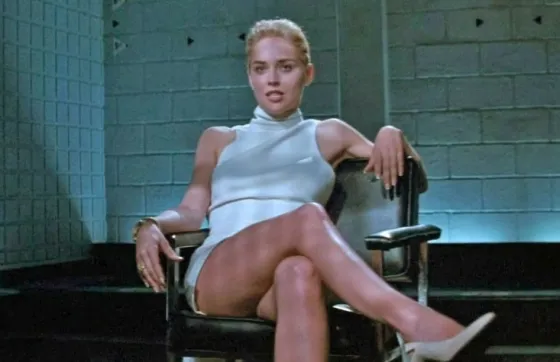 Sharon Stone recreó la sensual escena del cruce de piernas en "Bajos Instintos"