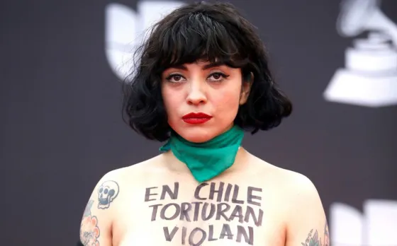 Mon Laferte llevó la protesta de Chile a los premios Grammy