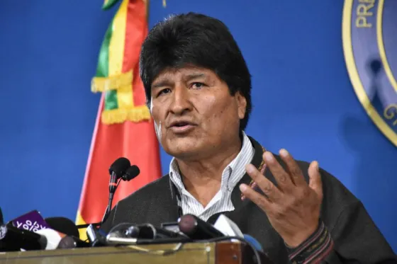 Evo Morales aseguró que está analizando "acercarse a Bolivia por Argentina"