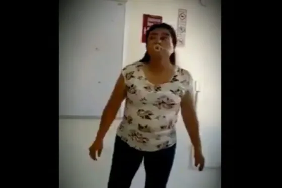 Video: Maestra se vuelve viral tras enseñar a poner un preservativo con la boca