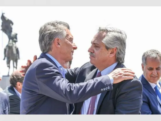 El abrazo de Macri y Fernández a pocas horas del cambio de gobierno