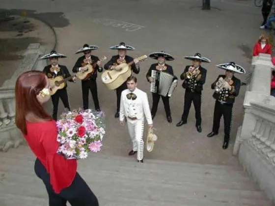 Le dedicó una serenata a su novia y se enteró que lo engañaba ¡Mirá el video!