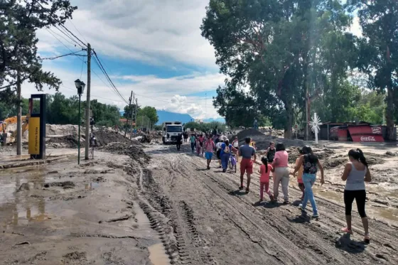 Asisten a familias de Cafayate tras la crecida del Río Chuscha