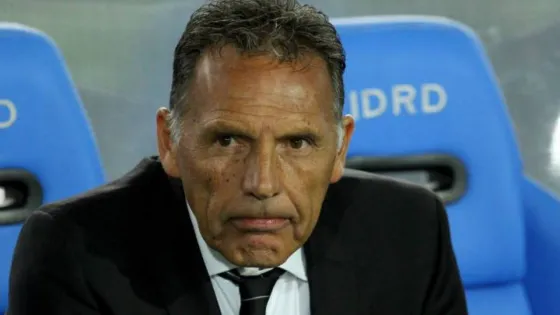 Russo firmó su contrato acompañado por Ameal y Pergolini