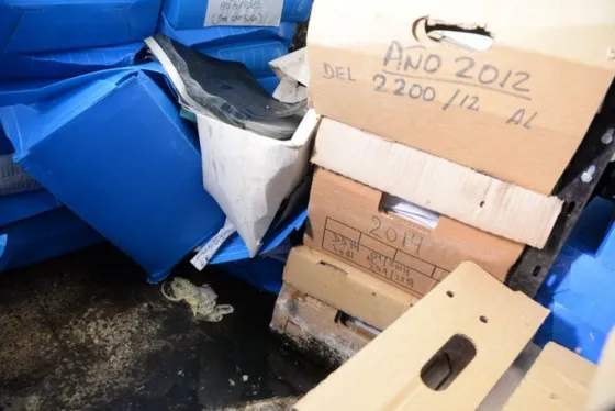 Encuentran bajo el agua y totalmente dañados archivos de DD.HH.