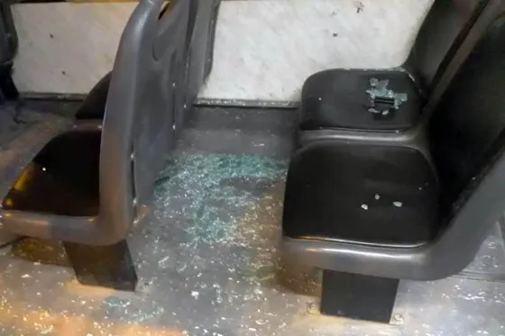 Apedrearon un coche de SAETA y una pasajera resultó lastimada