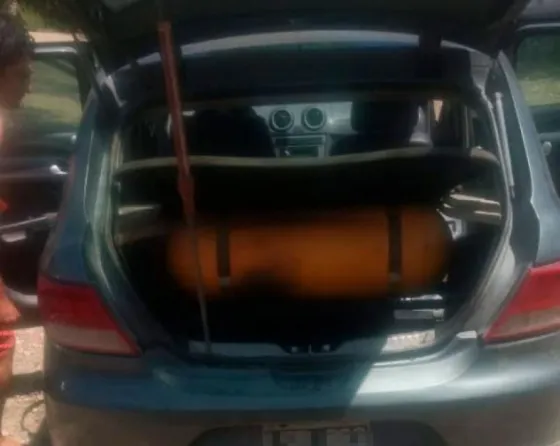 Insólito: Intentó prender el fuego del asado en el baúl de su auto