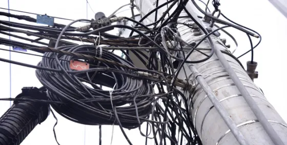 Salta La Linda: retiran cables en desuso en el centro