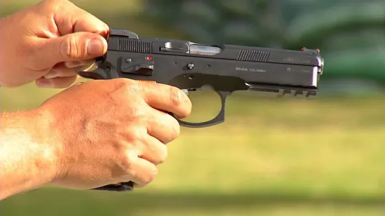 Se disparó y murió en medio de una clase de tiro