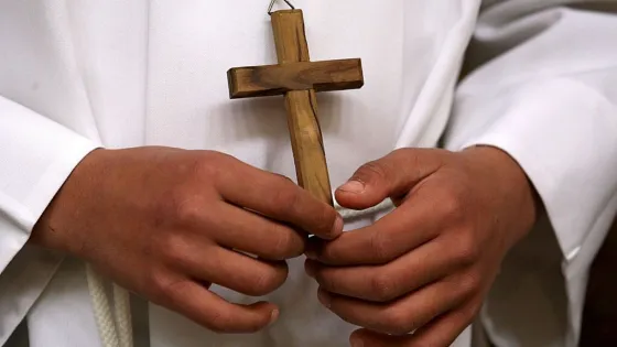 Repudiable: Cura en contra del aborto declaró a favor de la pedofilia