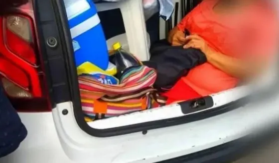 Un hombre fue multado por llevar a su suegra en el baúl del auto