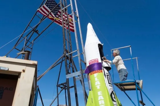 Un hombre murió por un experimento casero para demostrar que la Tierra es plana