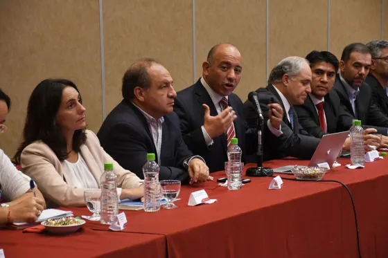 ¿Vuelven las clases el lunes? Docentes negocian hoy con Cánepa