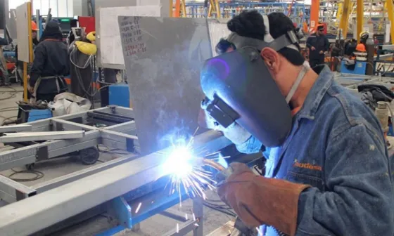 La producción industrial mejoró casi un 5% en enero