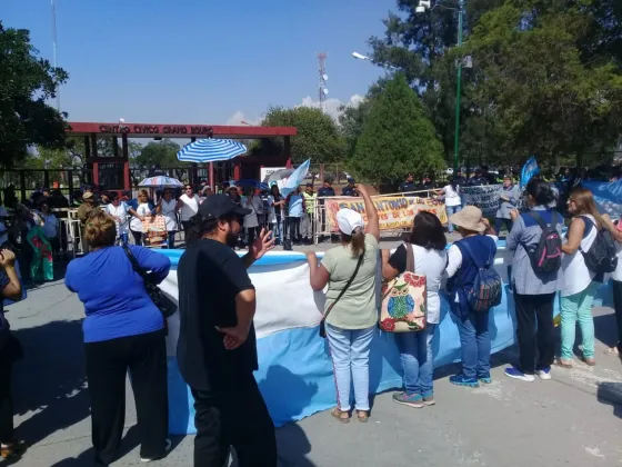 Docentes se encadenaron en Casa de Gobierno