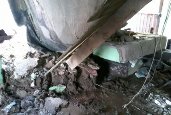 Dos hermanos terminaron entre escombros cuando se cayó el techo de su casa