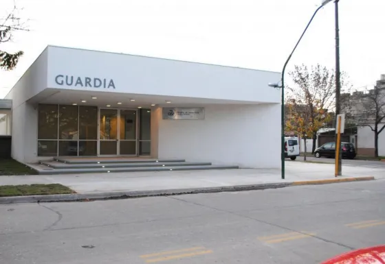 Una mujer fue quemada por el hijo de su pareja