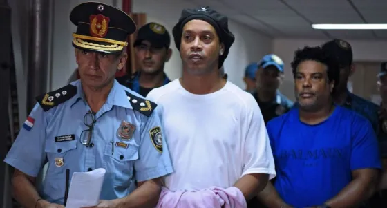 Ronaldinho pasará su cumpleaños en la cárcel