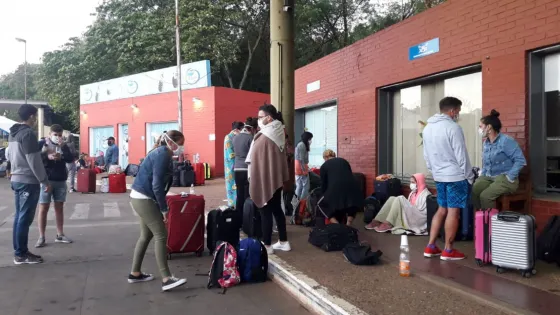 Más de 200 salteños varados en el aeropuerto de Puerto Iguazú