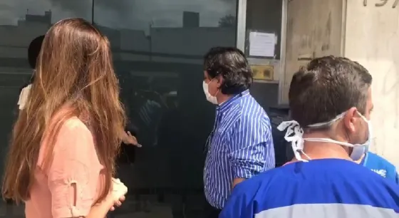 Bettina Romero está tocando timbres para saber si la cuarentena se cumple