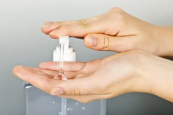 Será obligatorio el alcohol en gel en comercios y consorcios