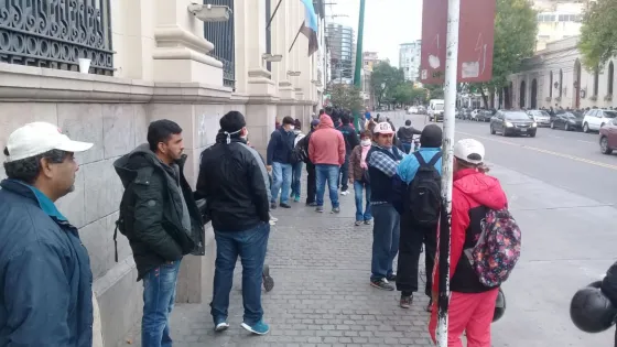 Hay mucho movimiento en la calle y largas filas en los bancos