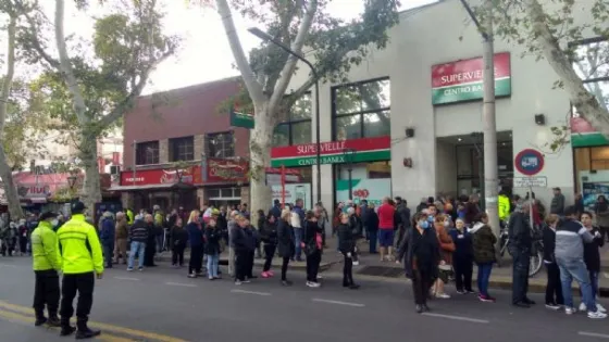 Tras el caos de hoy, los bancos abrirán el sábado y el domingo para pagar jubilaciones, AUH y planes sociales