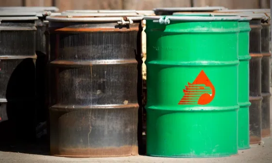 El precio del barril de petróleo en Estados Unidos cotiza a menos de 12 dólares